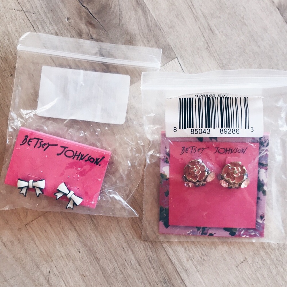 BETSY JOHNSON Floral & Bow Earrings